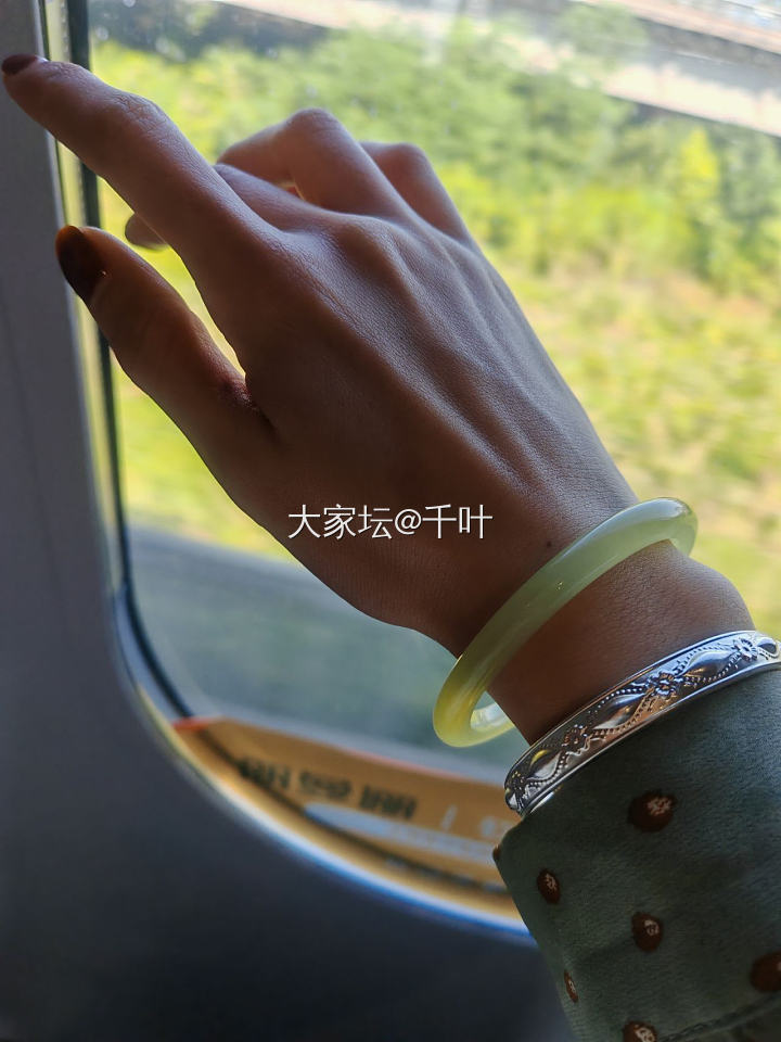 忽然觉得这只好几年没带的岫玉小镯子还怪好看的_玉石手镯
