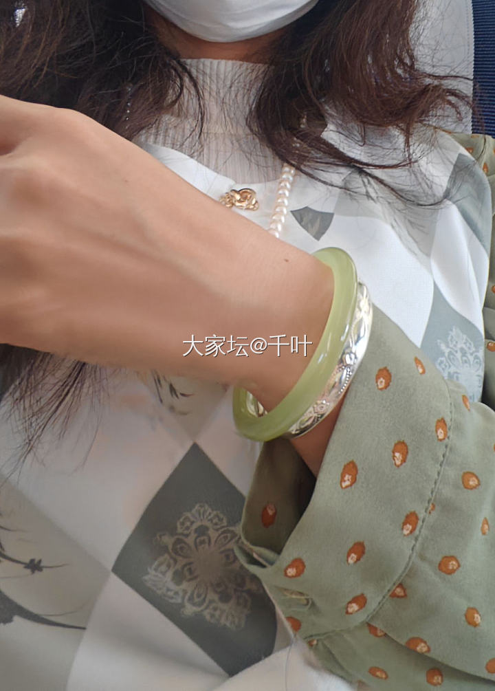 忽然觉得这只好几年没带的岫玉小镯子还怪好看的_玉石手镯