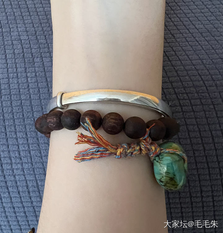 银镯不管配什么串都很漂亮_玉石银