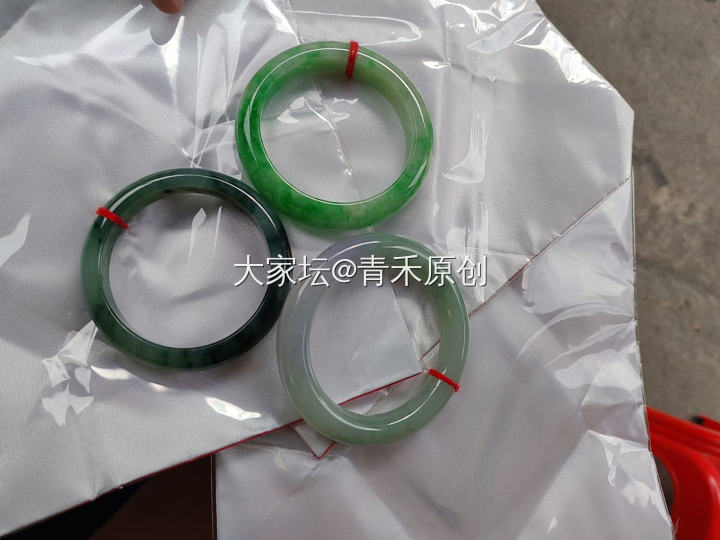 又来求问坛里的姐妹们，这个翡翠手镯能看到多少啊_翡翠