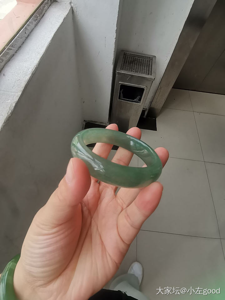 又来求问坛里的姐妹们，这个翡翠手镯能看到多少啊_翡翠