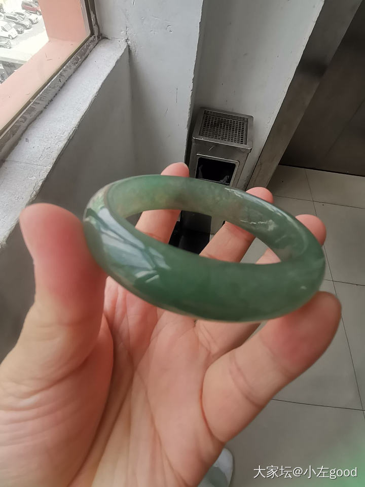 又来求问坛里的姐妹们，这个翡翠手镯能看到多少啊_翡翠