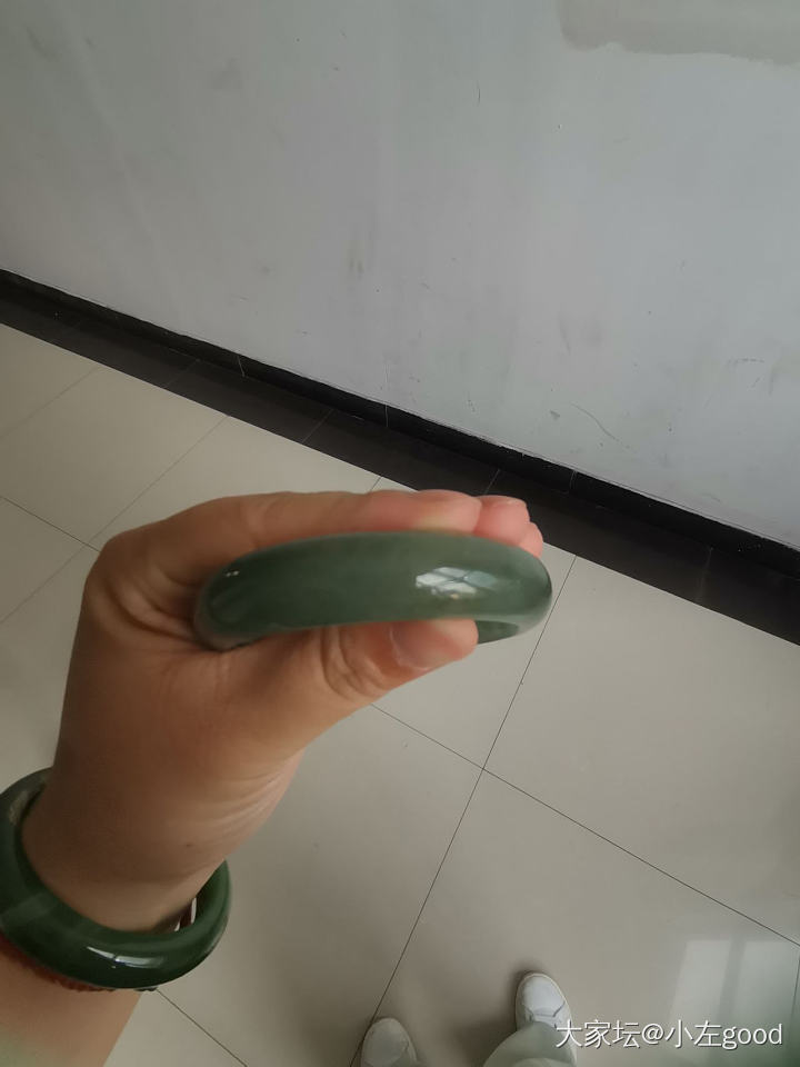 又来求问坛里的姐妹们，这个翡翠手镯能看到多少啊_翡翠