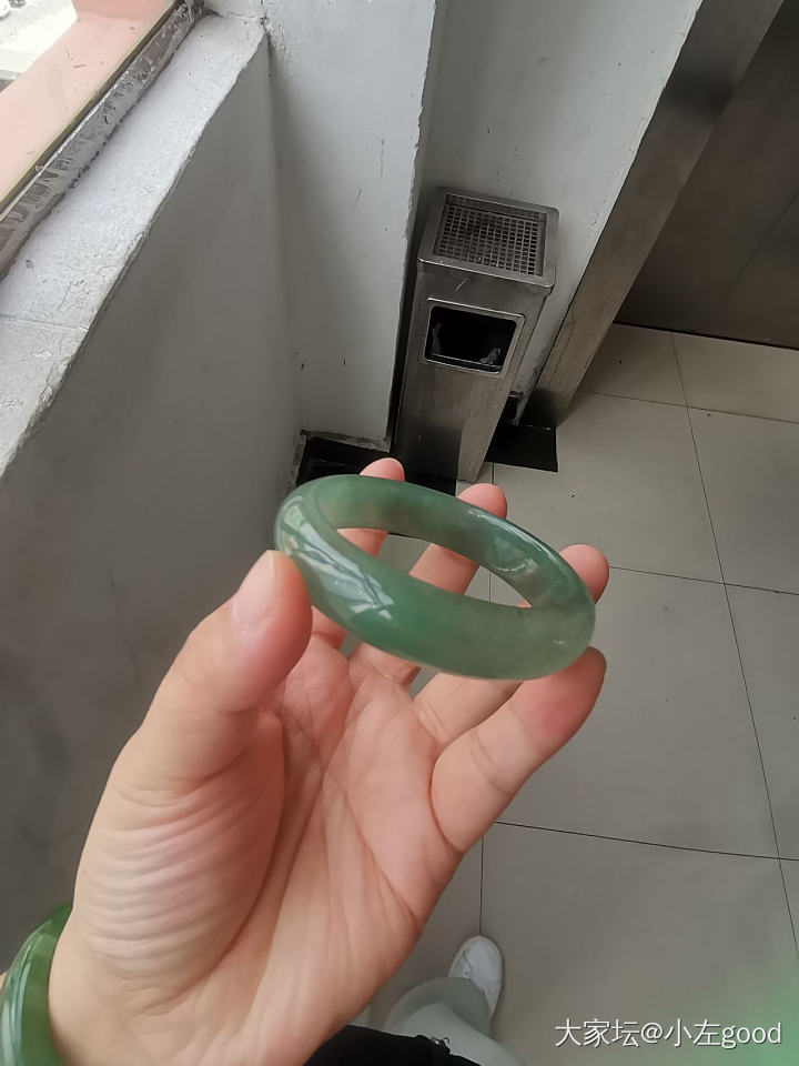 又来求问坛里的姐妹们，这个翡翠手镯能看到多少啊_翡翠