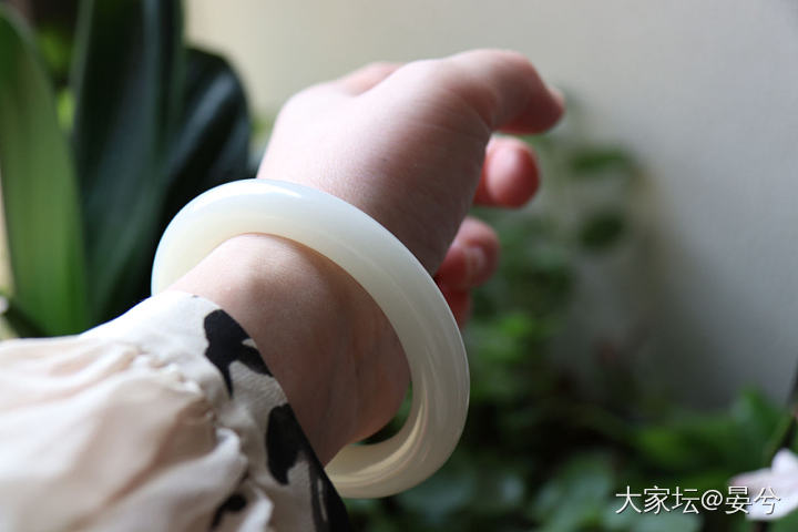 氛围感照片 圆条好温柔_手镯和田玉