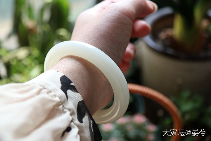 氛围感照片 圆条好温柔_手镯和田玉
