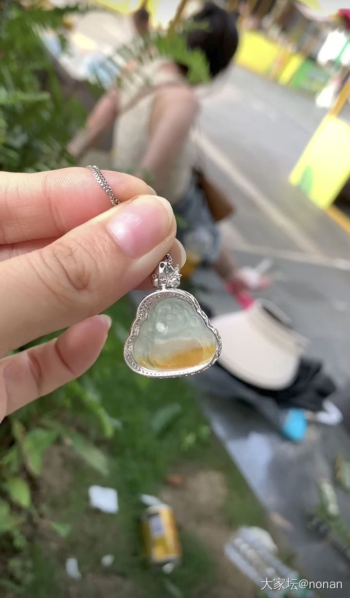 请问这种小尺寸平安扣一万元贵吗？_翡翠