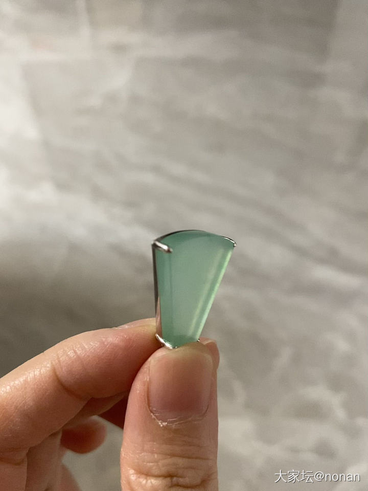 请问这种小尺寸平安扣一万元贵吗？_翡翠
