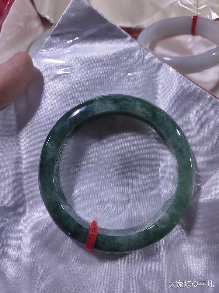 妈妈的油青翡翠手镯摔坏了，想买个新的送她，求靠谱商家_翡翠