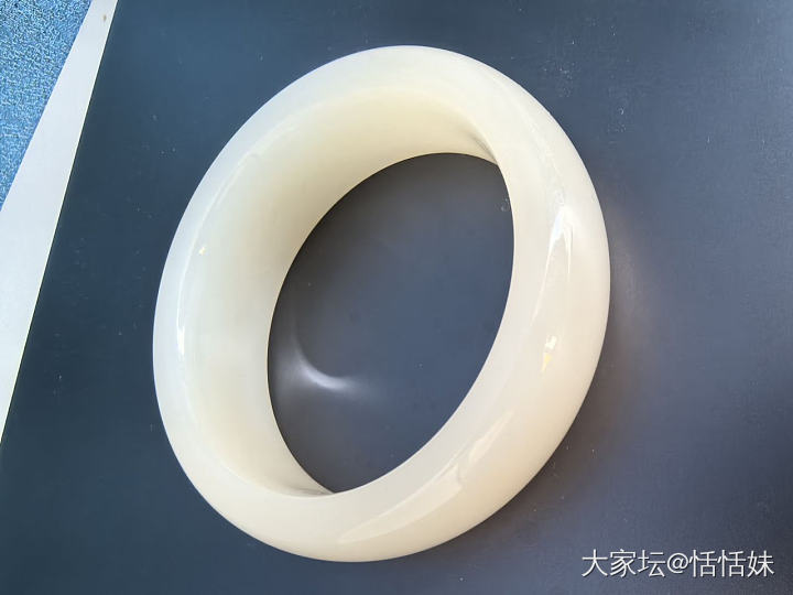 粉白镯，一低头的温柔_和田玉
