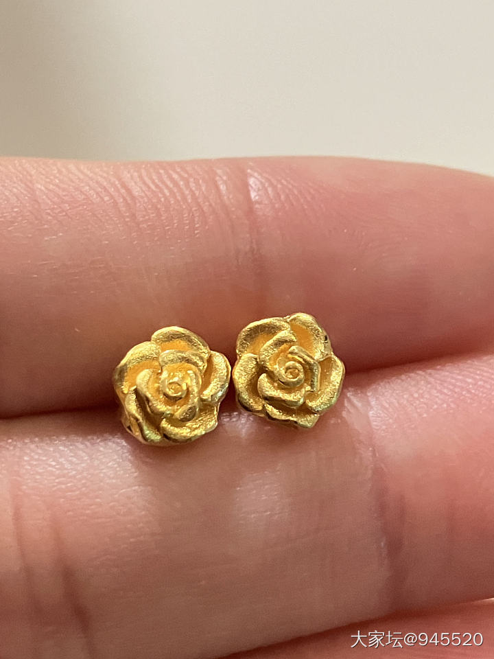 请问大家，周生生这款玫瑰花耳钉就是不圆的吗，客服说是不规则设计_耳钉金