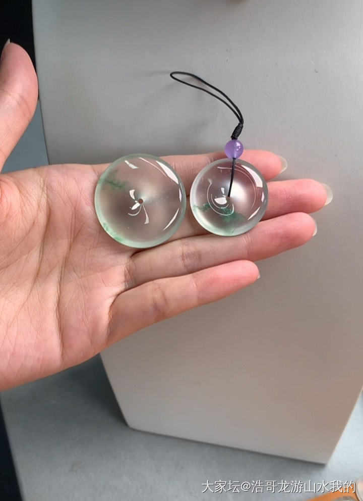 这颗二十多万的高冰飘花小扣，好漂亮_翡翠