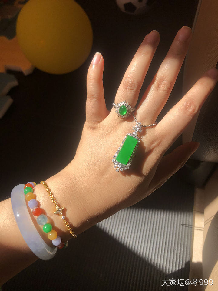 还是忍不住再晒晒，实在太好看了，颜色太艳丽了_牌子戒指翡翠