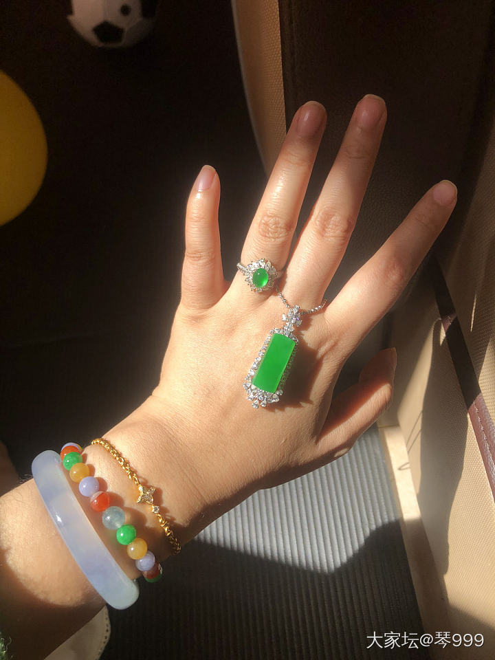 还是忍不住再晒晒，实在太好看了，颜色太艳丽了_牌子戒指翡翠
