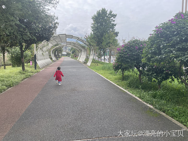 周末一家三口在公园打羽毛球，娃当球童_金