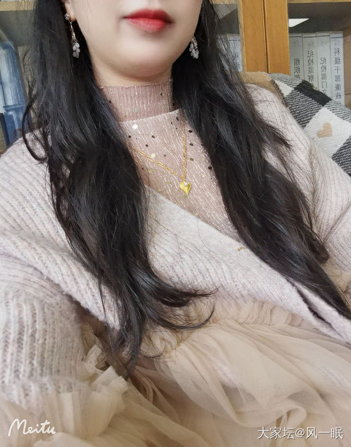 今日粉穿搭_搭配翡翠金