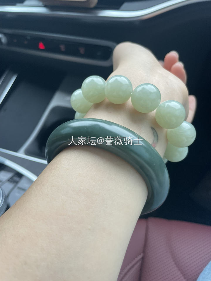 青玉的油润度也不错～_手镯和田玉