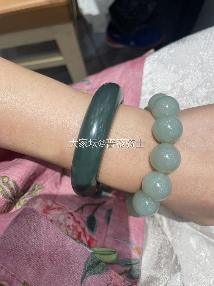 青玉的油润度也不错～_手镯和田玉