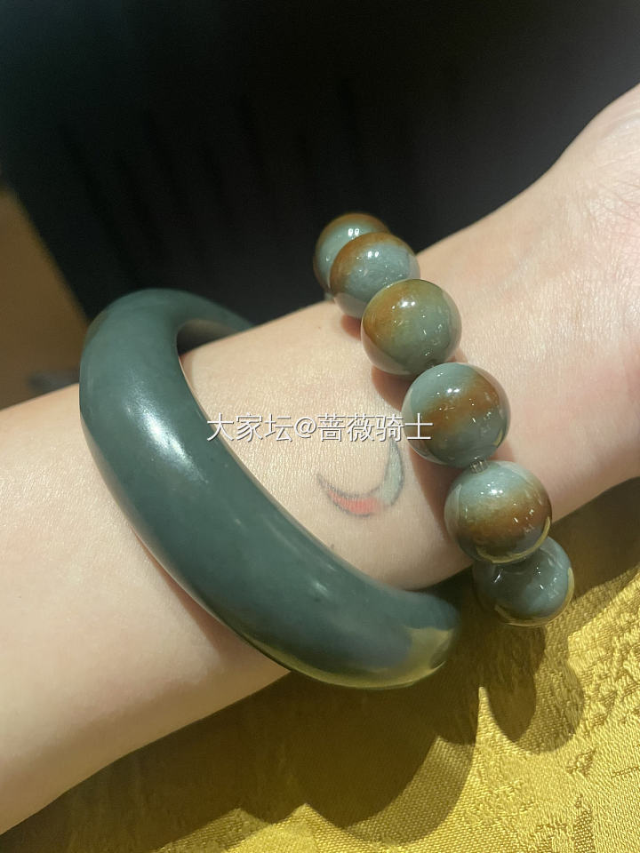 青玉的油润度也不错～_手镯和田玉