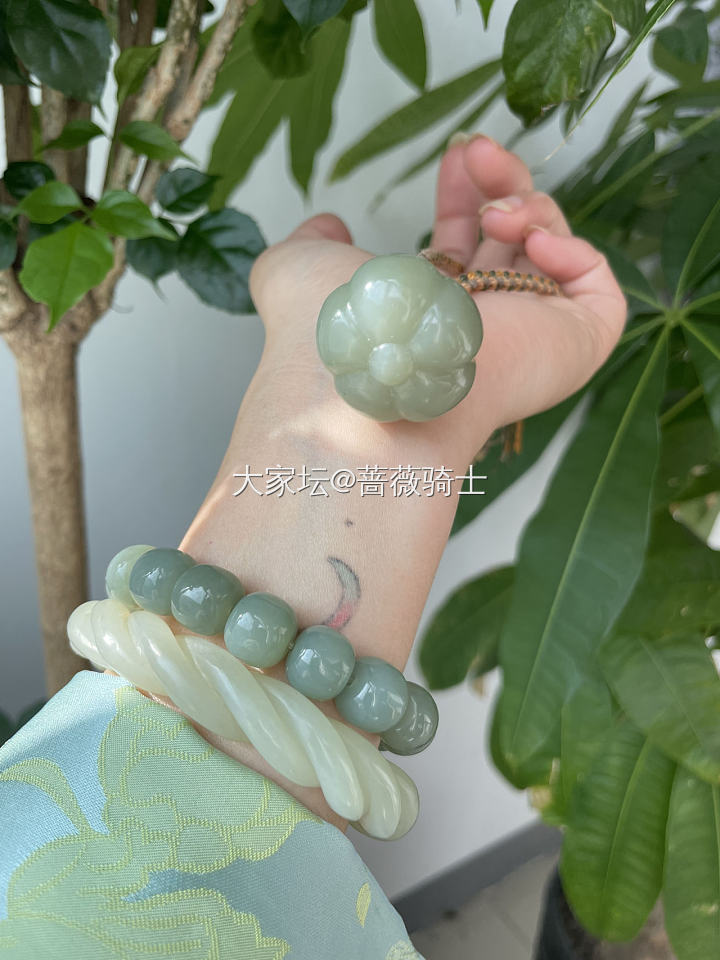 且末蓝柿子手把件_把玩件和田玉