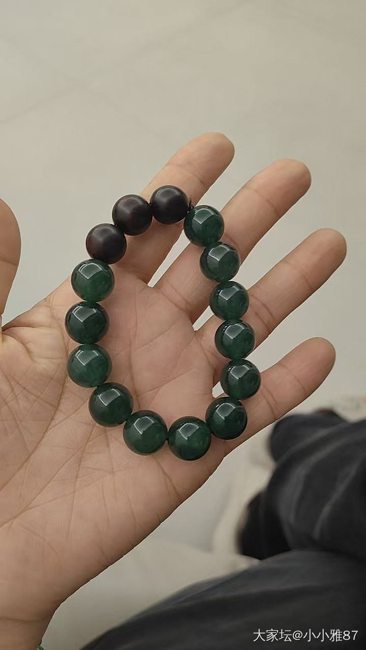 坛友们帮我看看 我这串玩意  是和田玉碧玉吗 卡13咪 值多少钱_珠串