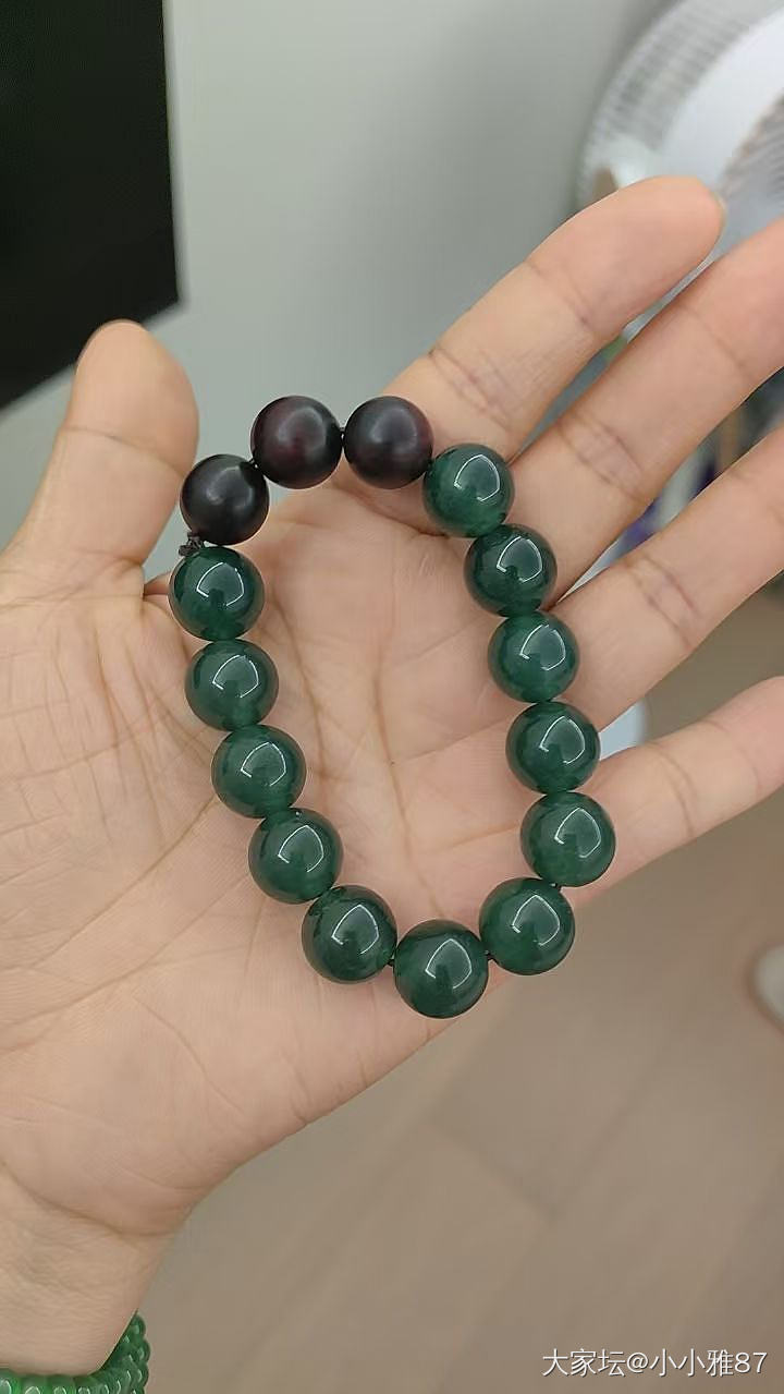 坛友们帮我看看 我这串玩意  是和田玉碧玉吗 卡13咪 值多少钱_珠串