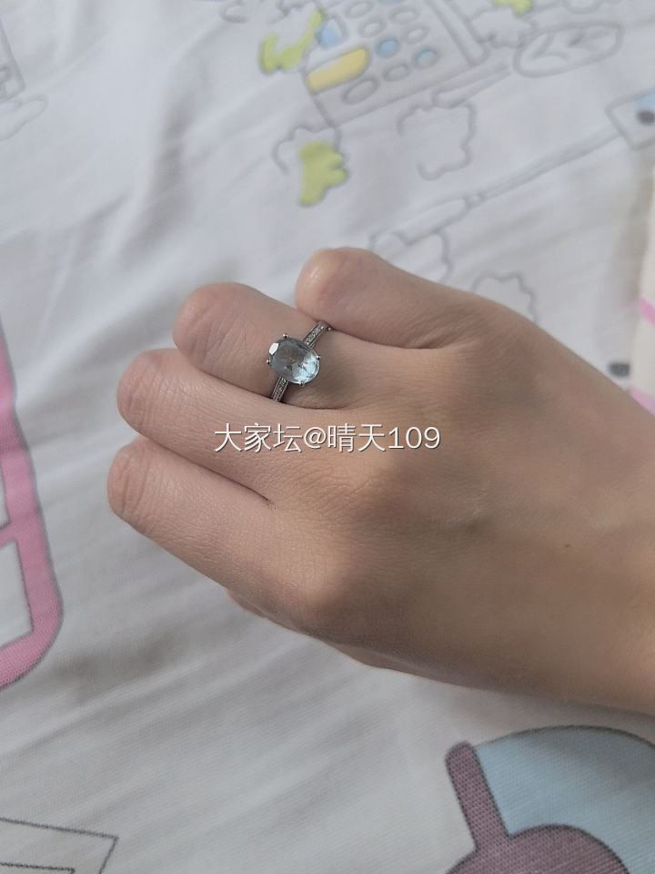 放了十年的海蓝宝钻石戒子，今天拿出来戴戴，还是挺喜欢，有一种快乐是我拥有了就珍藏..._蓝宝石