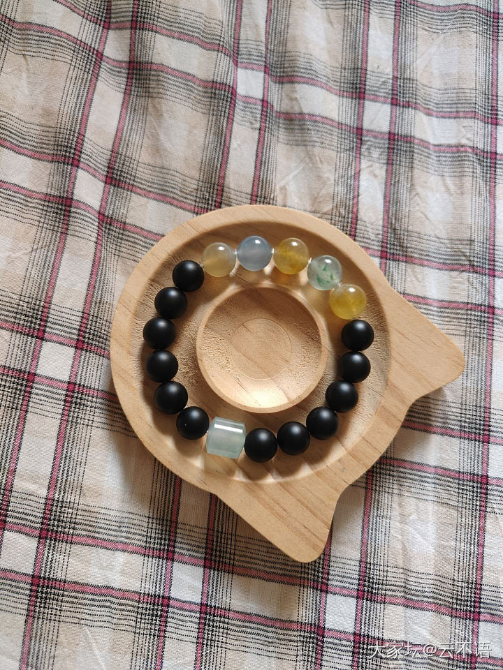 一次又一次穿来穿去，乐此不疲。_串珠翡翠