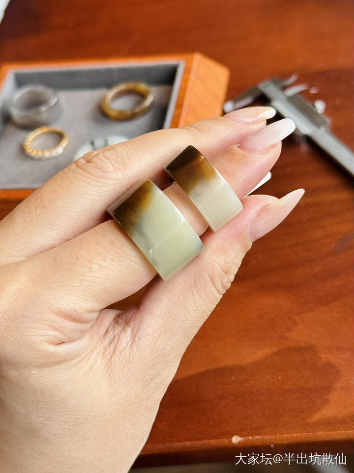 楼兰三色戒圈，帮忙看看留那只_戒指和田玉