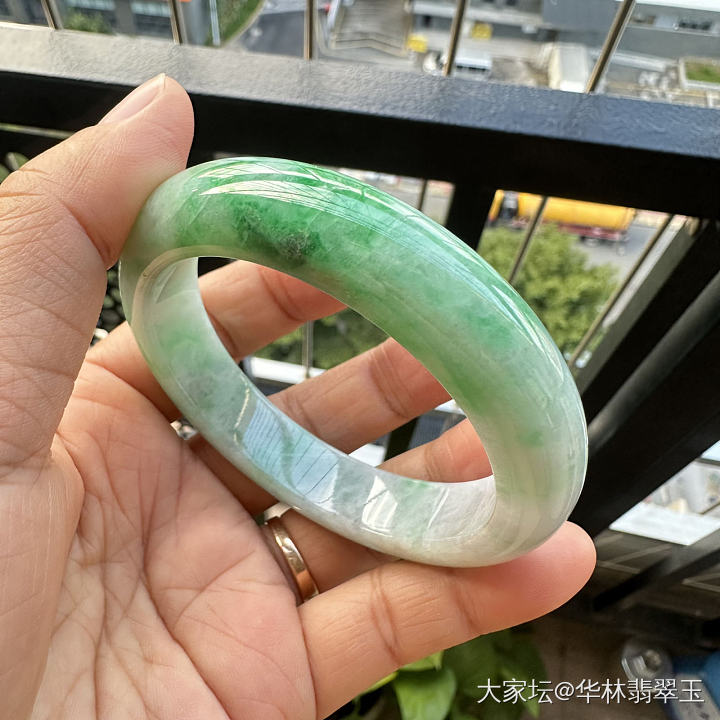 放漏-辣绿白底青57 MM_翡翠