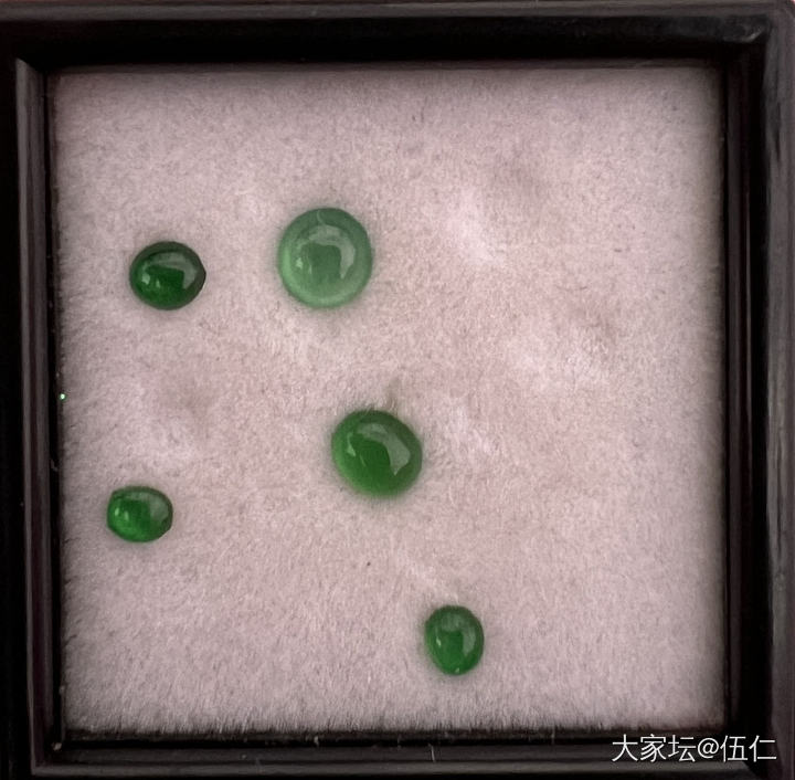 中间的蛋面是危料吗？_翡翠