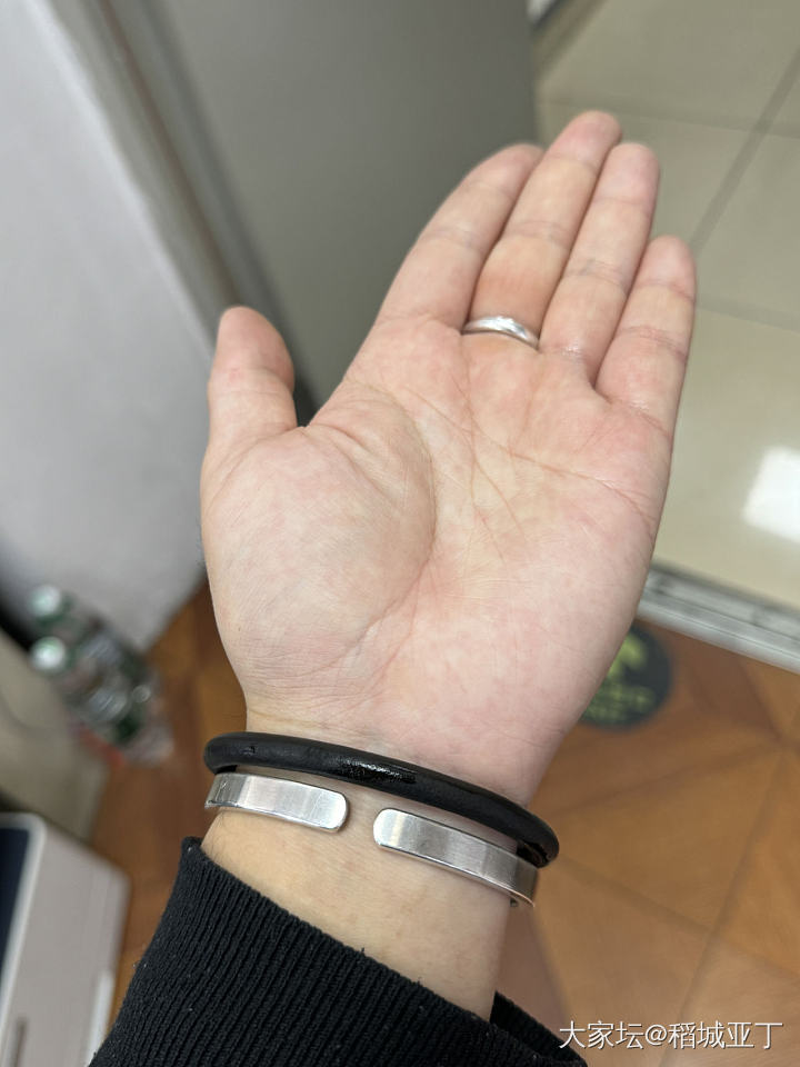 戴了快3年的平面镯，简简单单比较耐看_手饰银