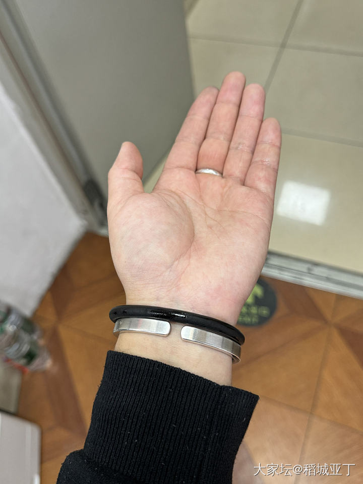 戴了快3年的平面镯，简简单单比较耐看_手饰银