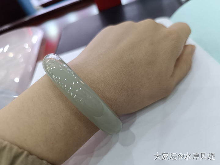 且末冰底镯_手镯和田玉
