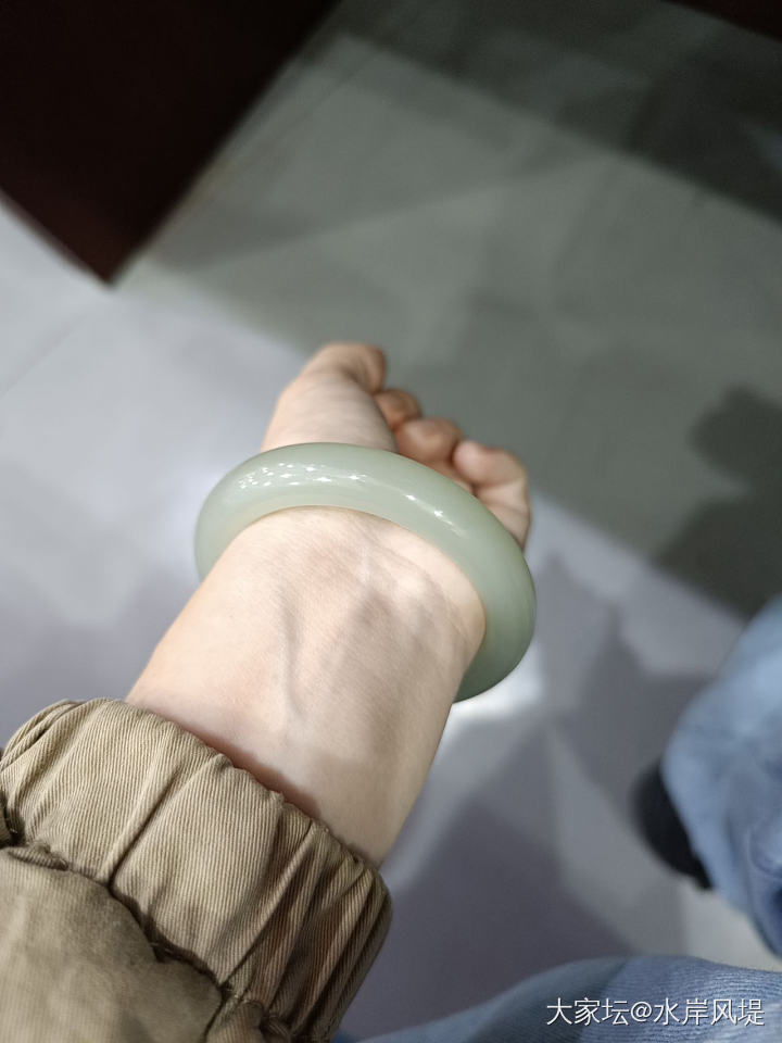 且末冰底镯_手镯和田玉