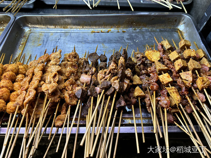 今天下班路过路边烧烤摊。之前每天下班都会路过这家烧烤摊。_美食生活