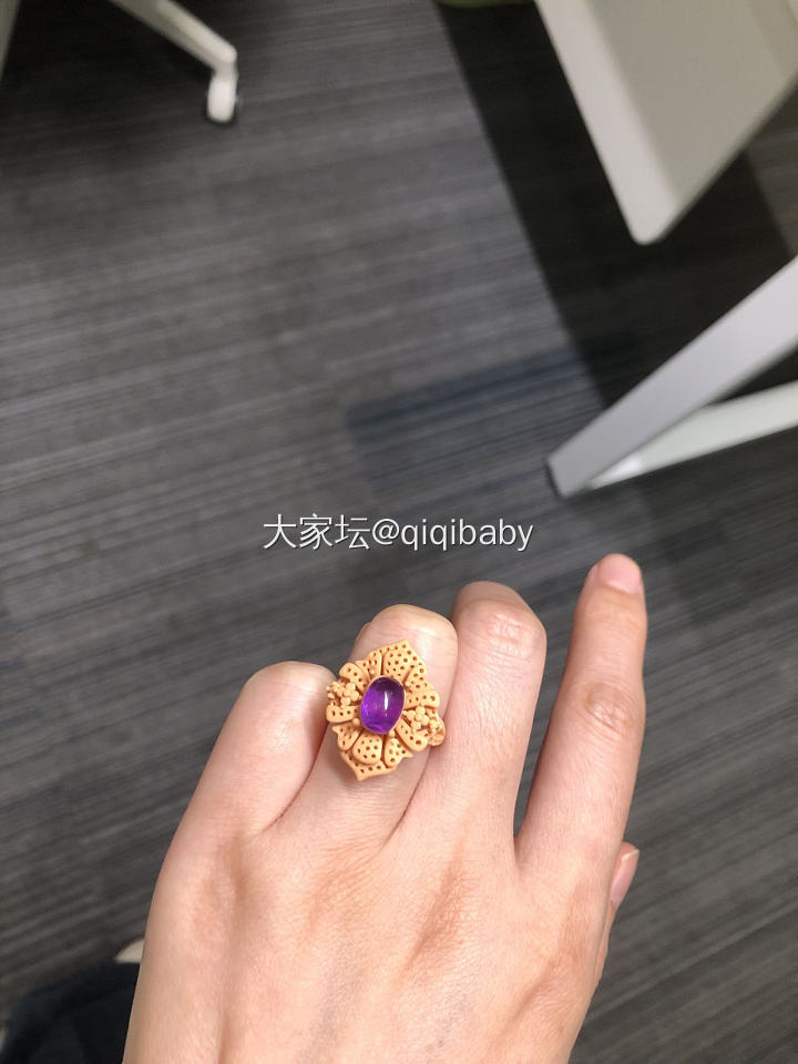 还没镶嵌的石头放蜡托上玩玩_名贵宝石