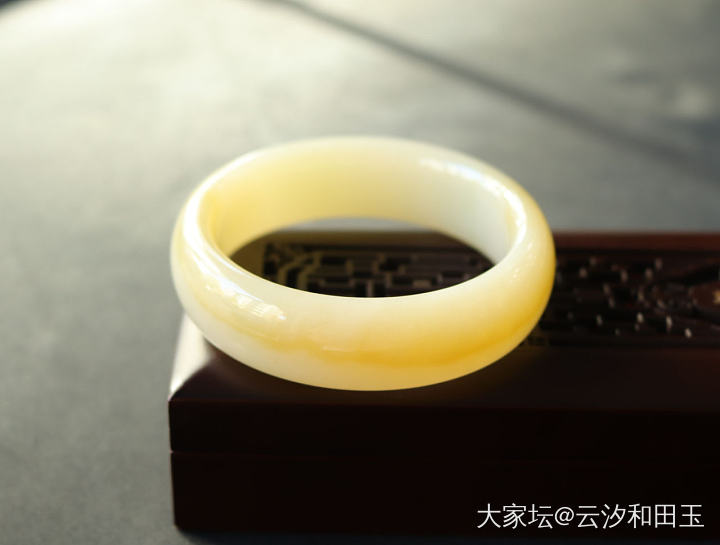 和田玉老坑俄巴沙料手镯60圈口_和田玉