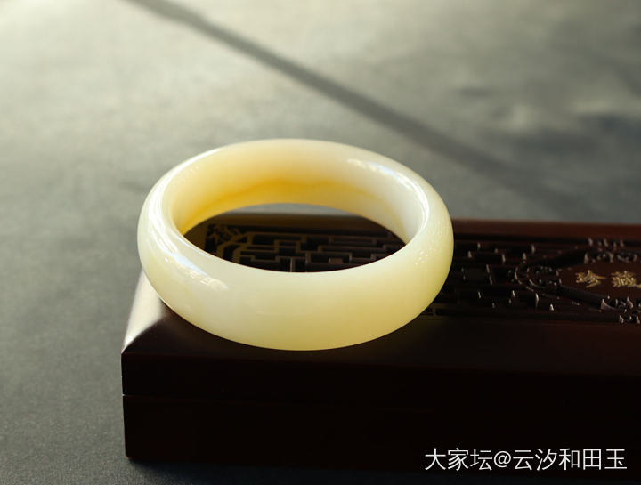 和田玉老坑俄巴沙料手镯60圈口_和田玉