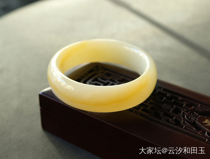 和田玉老坑俄巴沙料手镯60圈口_和田玉