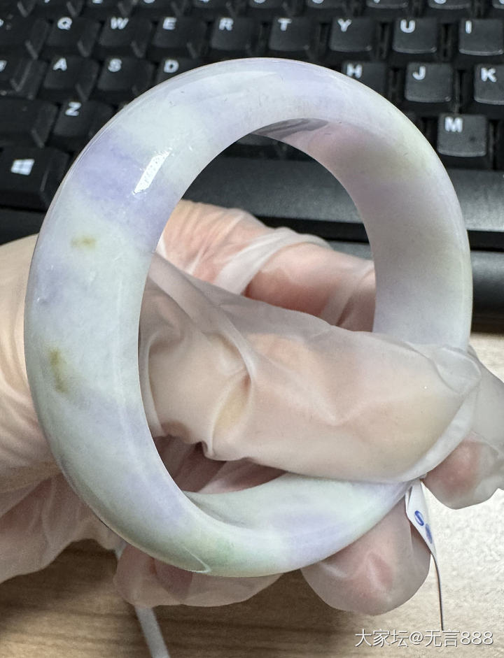 这个颜色好奇怪，路过同事的位子，看到她新买的翡翠手镯，来八卦一下🤓_手镯翡翠