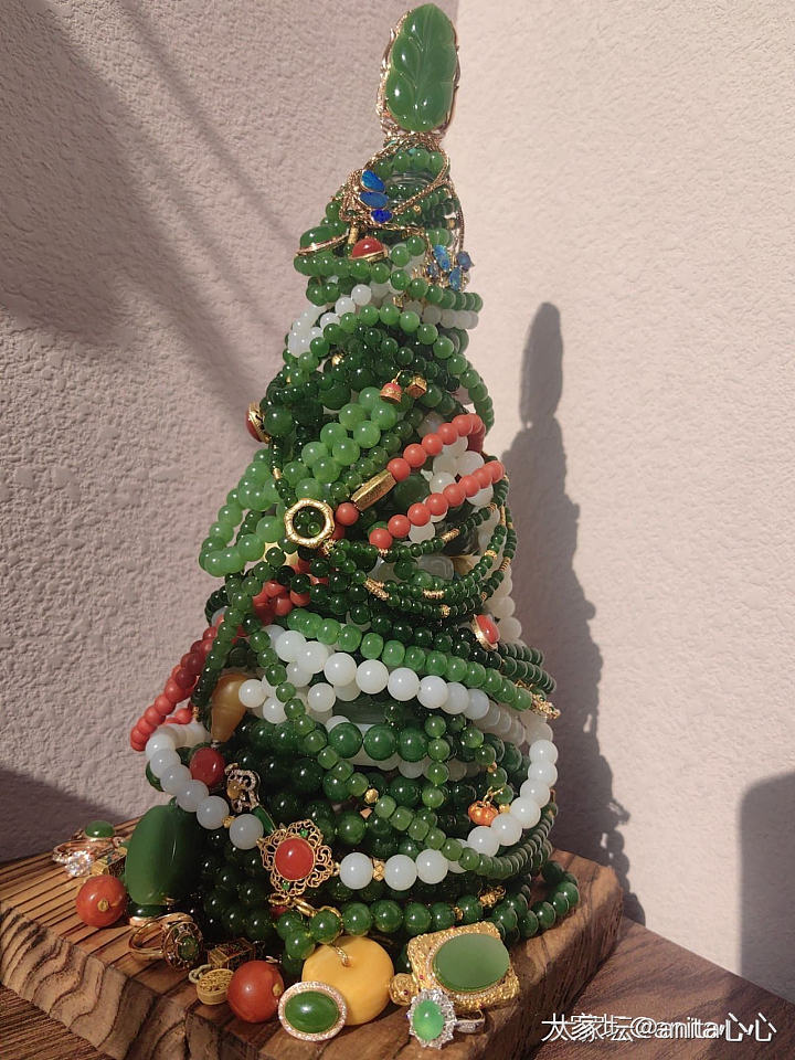 又是一年圣诞节🎄今年基本没添什么新宝贝，拿存货重新搭了棵树，最后一张是去年的_南红和田玉金