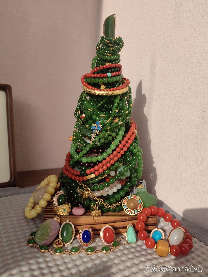 又是一年圣诞节🎄今年基本没添什么新宝贝，拿存货重新搭了棵树，最后一张是去年的_南红和田玉金