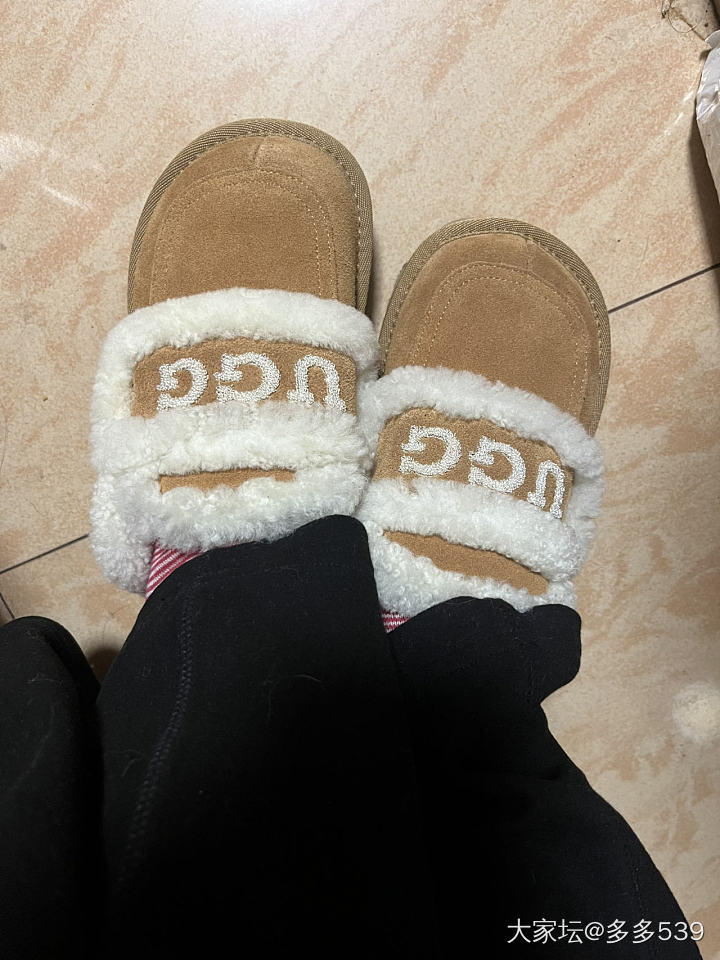 好暖和啊，感觉南方的冬天比北方的冬天更适合穿羊毛拖鞋_穿搭