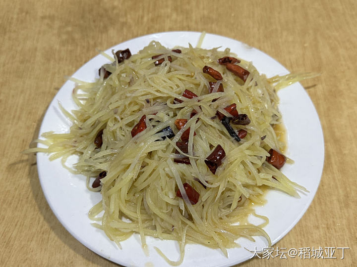排了一个小时终于吃上了。自己点了鱼香肉丝，麻辣牛肉豆腐，一碗米饭。消费59元。_美食生活