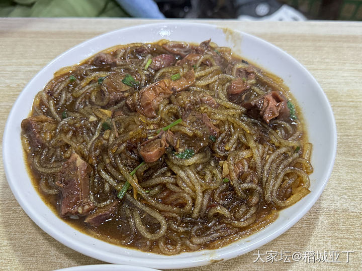 排了一个小时终于吃上了。自己点了鱼香肉丝，麻辣牛肉豆腐，一碗米饭。消费59元。_美食生活