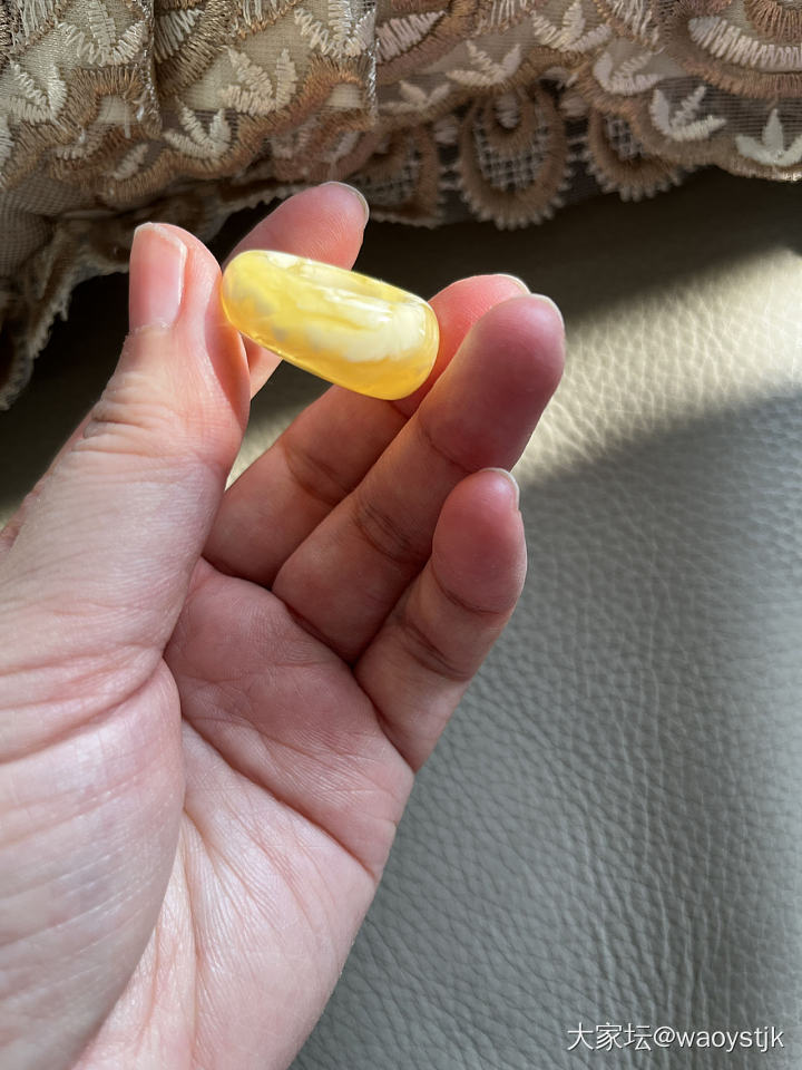 收了个蜜蜡戒指，自觉得很漂亮也喜欢，就是戴上如末图效果，戒臂太厚的原因吧，这怎么..._戒指琥珀蜜蜡