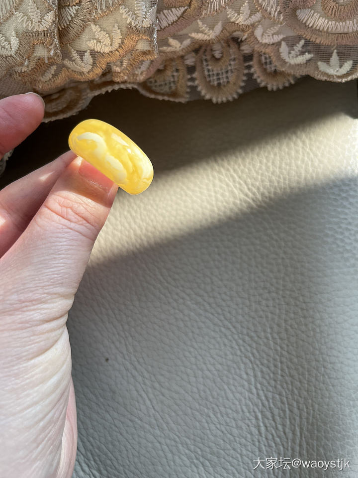 收了个蜜蜡戒指，自觉得很漂亮也喜欢，就是戴上如末图效果，戒臂太厚的原因吧，这怎么..._戒指琥珀蜜蜡