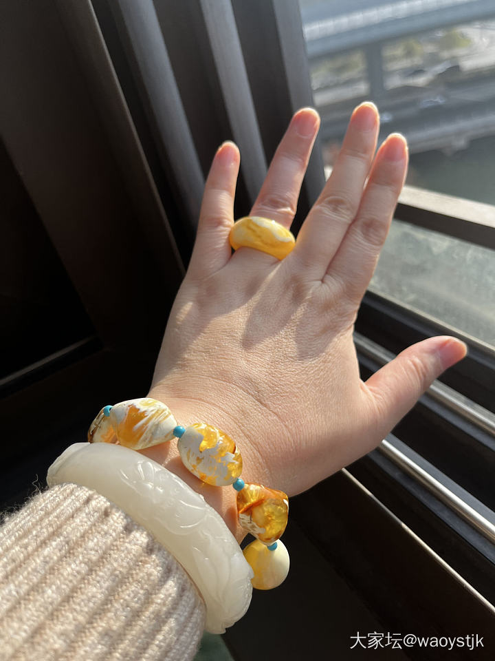 收了个蜜蜡戒指，自觉得很漂亮也喜欢，就是戴上如末图效果，戒臂太厚的原因吧，这怎么..._戒指琥珀蜜蜡