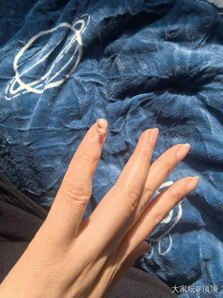求姐妹们推荐下好看的甲油，甲油胶，穿戴甲之类的_彩妆闲聊